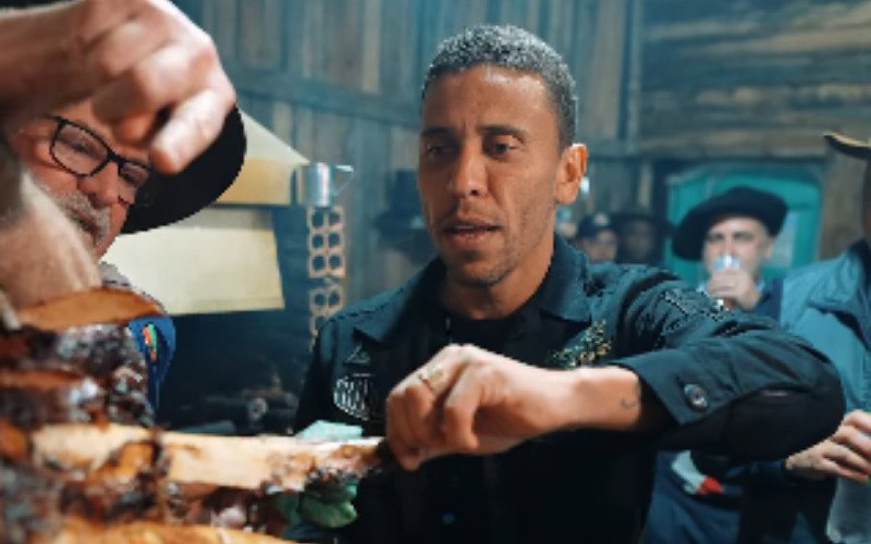 VÍDEO: Jogador do Grêmio conhece cultura gaúcha no Acampamento Farroupilha