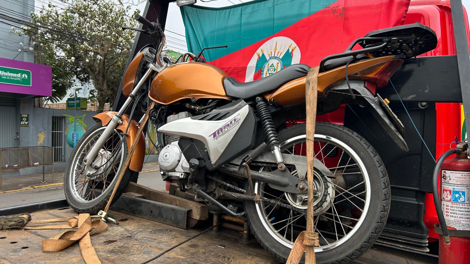 Colisão entre moto e carro deixa motociclista ferido no Centro de Novo Hamburgo