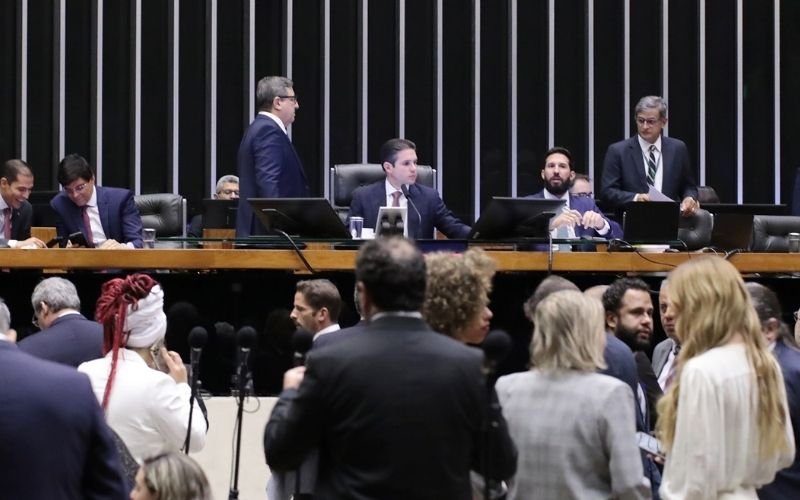 PEC DA BLINDAGEM: Câmara aprova voto secreto no texto