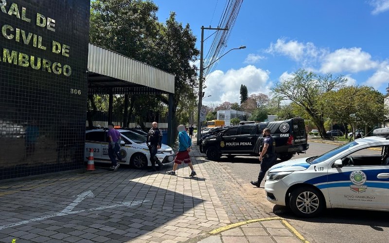 Dupla é presa com cerca de 600 pedras de crack e duas armas falsas após perseguição em Novo Hamburgo