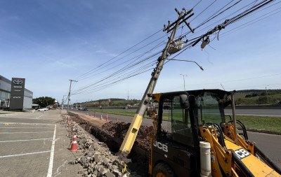 Poste ficou inclinado e suspenso pelos fios de energia
