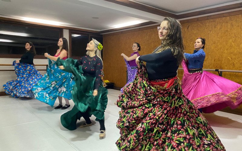 Dança cigana é modalidade ofertada em academia de dança de Canela