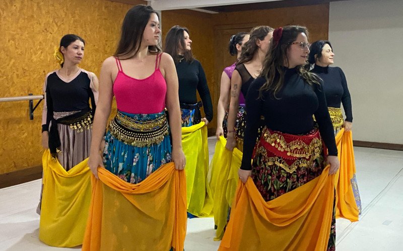 Grupo de dança cigana da Academia Neusa Martinotto, de Canela, foi selecionada para competição em SC