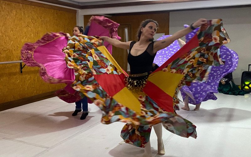 Grupo de dança cigana da Academia Neusa Martinotto, de Canela, foi selecionada para competição em SC