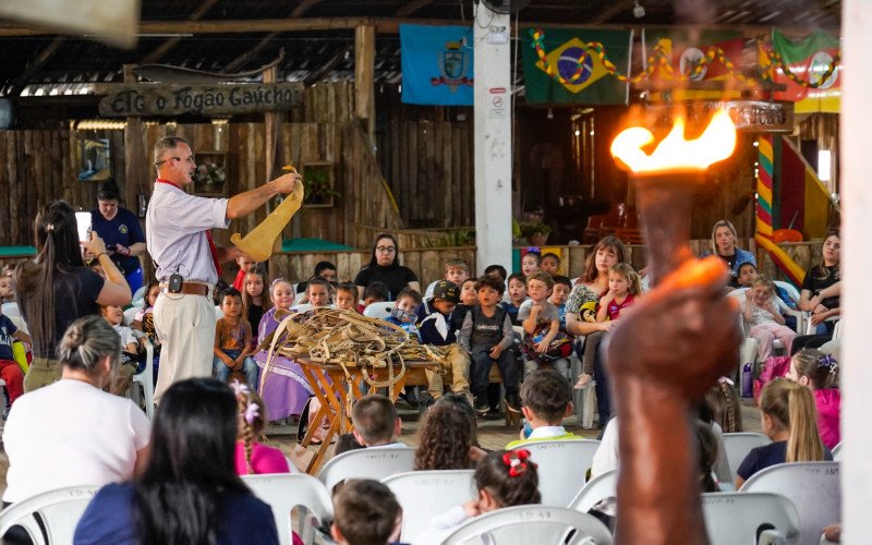 Momentos do primeiro dia de oficinas culturais nos Festejos Farroupilhas