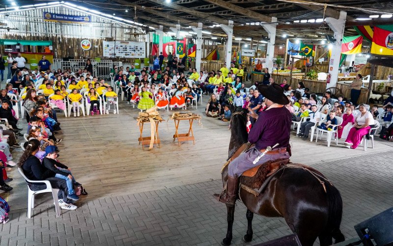 Momentos do primeiro dia de oficinas culturais nos Festejos Farroupilhas
