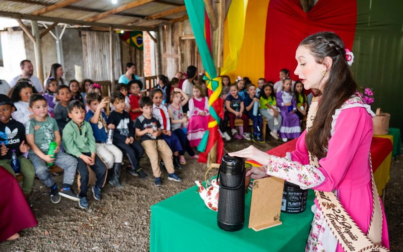 Momentos do primeiro dia de oficinas culturais nos Festejos Farroupilhas