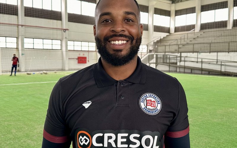 Álef William é técnico do Gramadense na Copa Gramado Laghetto