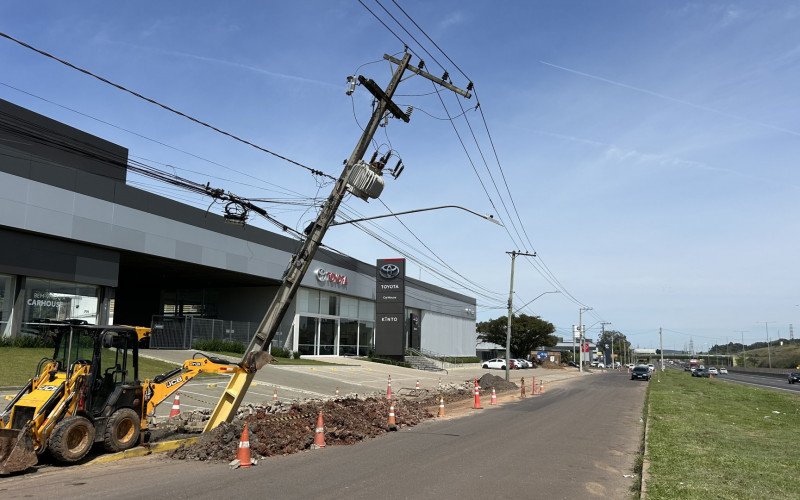 Poste ficou inclinado e suspenso pelos fios de energia