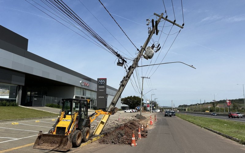Poste ficou inclinado e suspenso pelos fios de energia