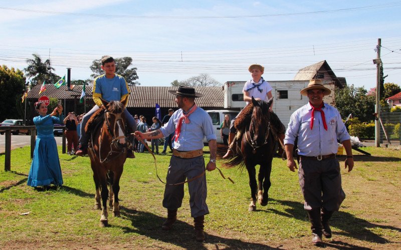 Entre as atividades que mais divertiam os pequenos estava o passeio e a interação com os cavalos | abc+
