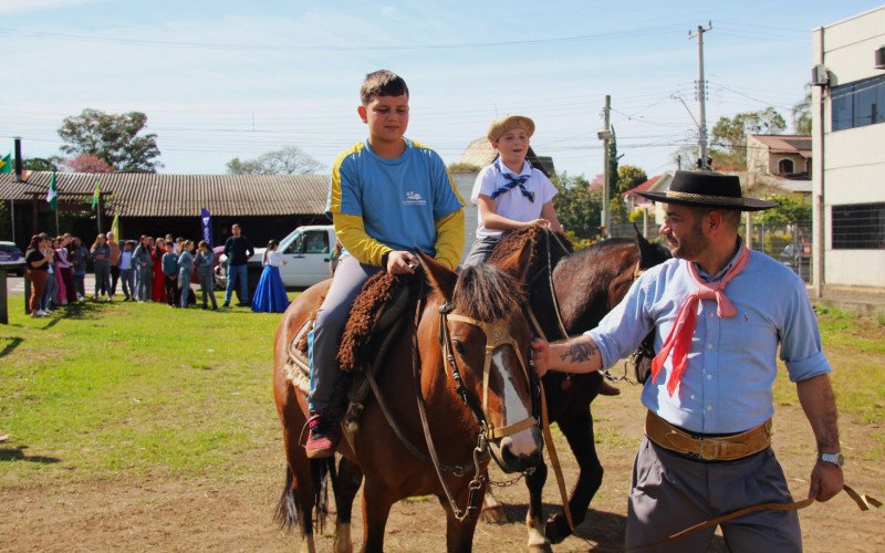 Entre as atividades que mais divertiam os pequenos estava o passeio e a interação com os cavalos