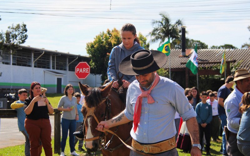 Entre as atividades que mais divertiam os pequenos estava o passeio e a interação com os cavalos