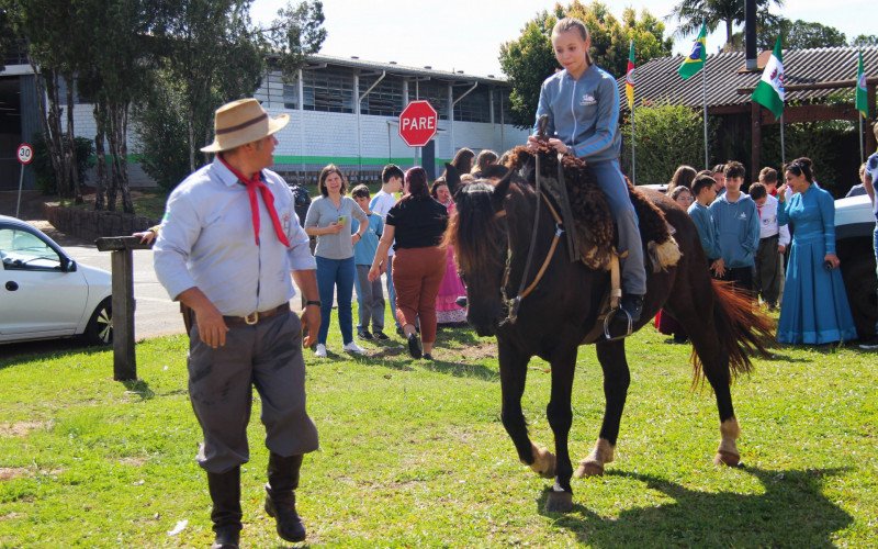 Entre as atividades que mais divertiam os pequenos estava o passeio e a interação com os cavalos