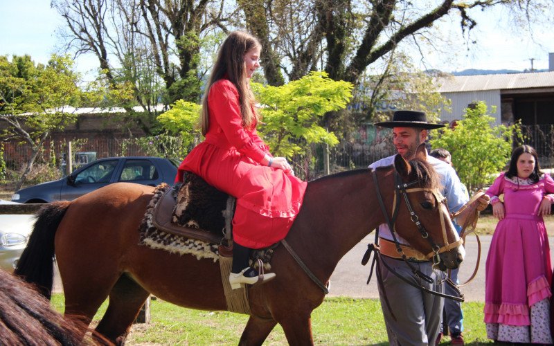 Entre as atividades que mais divertiam os pequenos estava o passeio e a interação com os cavalos