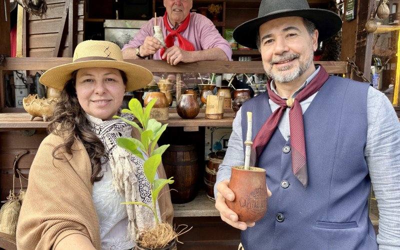 Fernanda Valente e Rodrigo Schlee são pesquisadores da cultura gaúcha