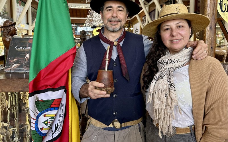 Fernanda Valente e Rodrigo Schelle são pesquisadores da cultura gaúcha