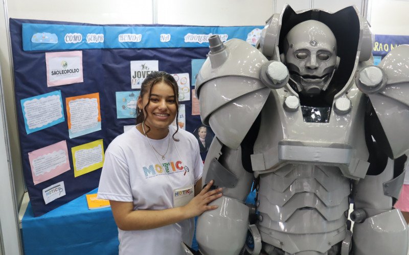 13ª Motic em São Leopoldo - Fernanda Herzer, da Emef Barão do Rio Branco, ao lado do robô da Motic