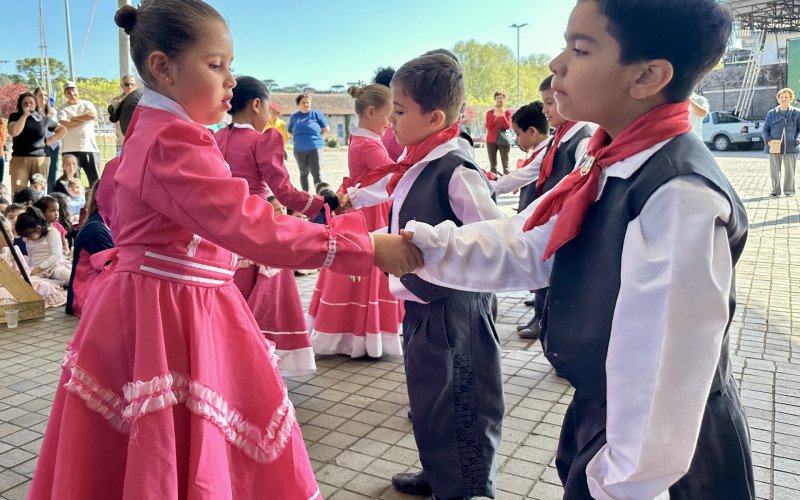 Crian&ccedil;ada faz apresenta&ccedil;&otilde;es em Canela, durante a programa&ccedil;&atilde;o da Semana Farroupilha