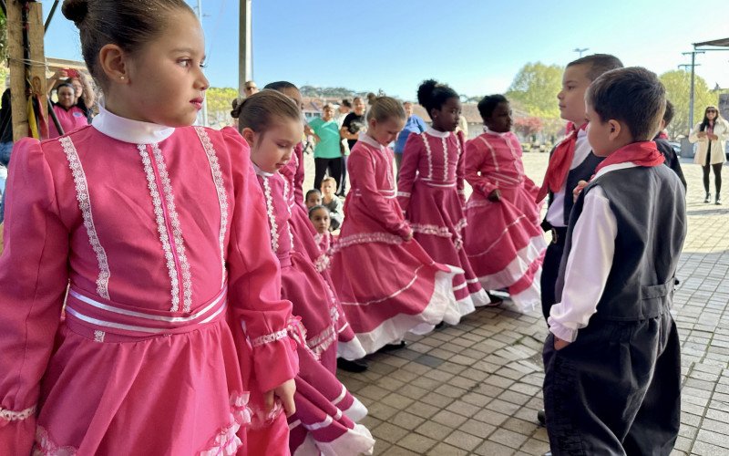 Crian&ccedil;ada faz apresenta&ccedil;&otilde;es em Canela, durante a programa&ccedil;&atilde;o da Semana Farroupilha