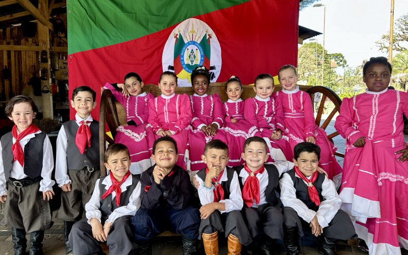 Crian&ccedil;ada faz apresenta&ccedil;&otilde;es em Canela, durante a programa&ccedil;&atilde;o farroupilha