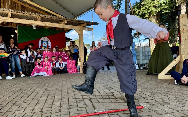 Criançada faz apresentações em Canela, durante a programação da Semana Farroupilha