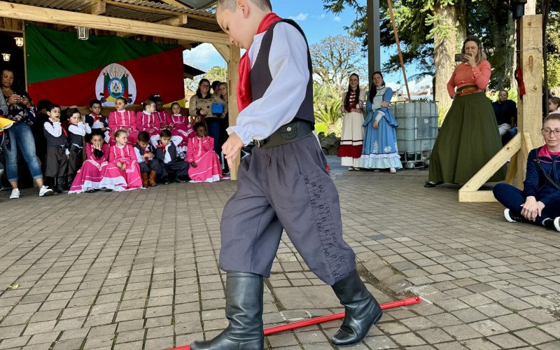 Crian&ccedil;ada faz apresenta&ccedil;&otilde;es em Canela, durante a programa&ccedil;&atilde;o da Semana Farroupilha