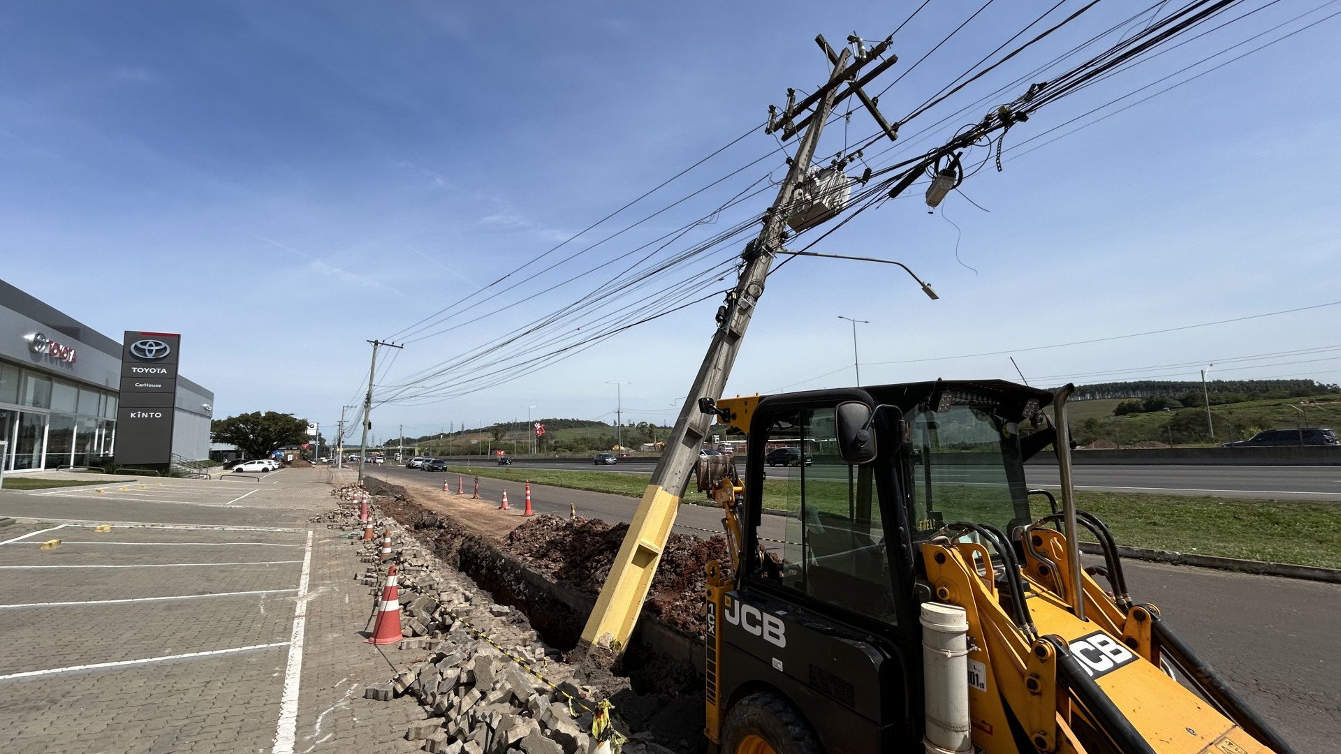 Lateral da BR-116: Poste de energia cede durante obra e causa bloqueio em rua de Novo Hamburgo