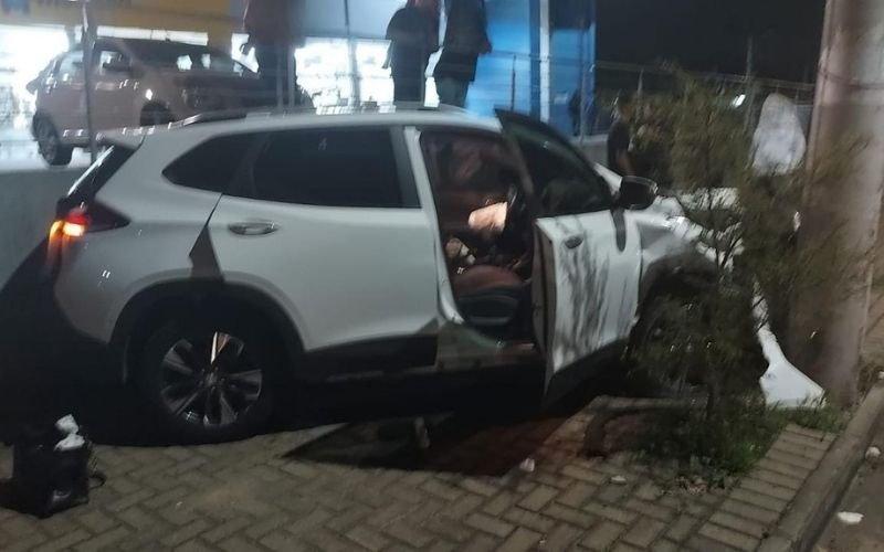 Motorista embriagado bate em poste e deixa motociclista ferido no Vale do Sinos