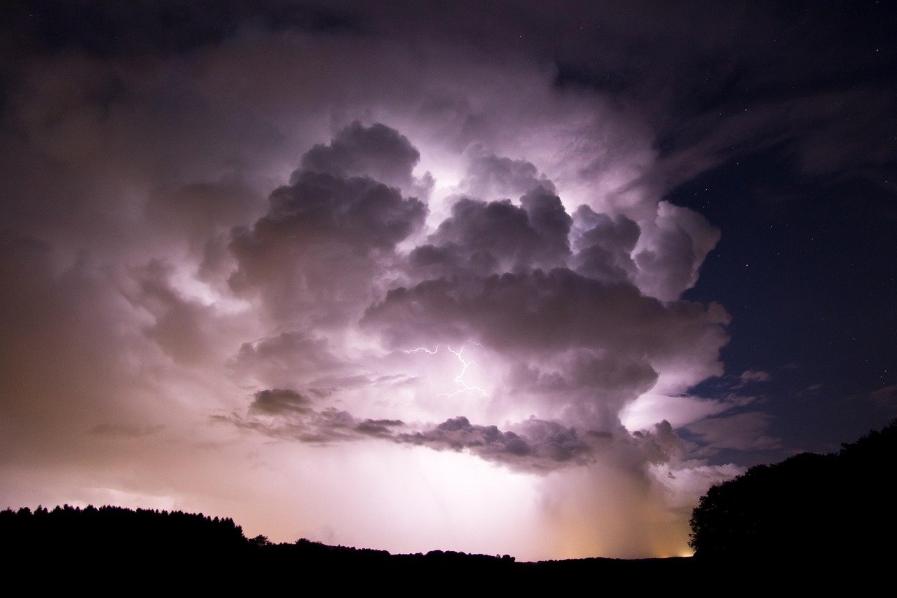 FRENTE FRIA: Chuva volumosa, temporais, raios, vento e granizo; sistema vai mexer com o tempo no RS
