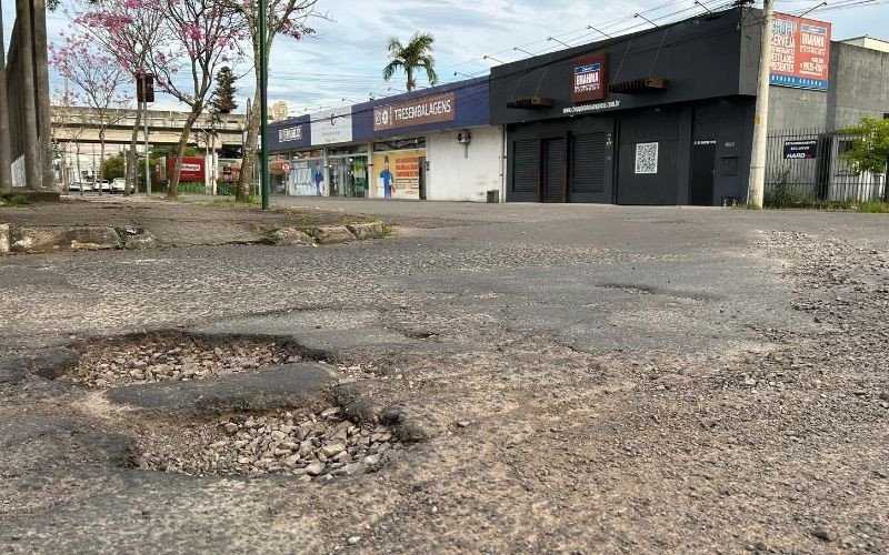 Buracos nas ruas Tapes e Tomé de Souza, no bairro Pátria Nova, em Novo Hamburgo, geram reclamações | abc+