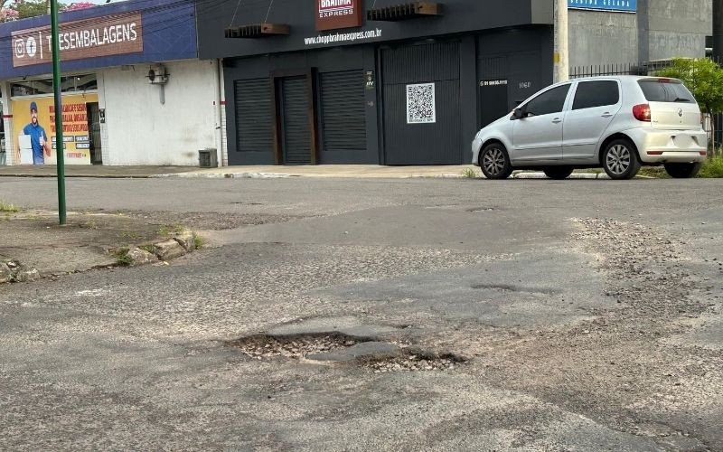Buracos nas ruas Tapes e Tomé de Souza, no bairro Pátria Nova, em Novo Hamburgo, geram reclamações | abc+