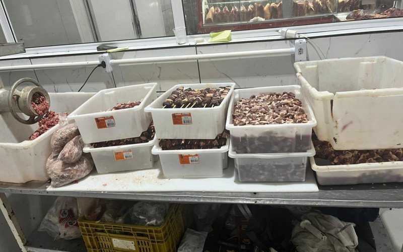 Carne estragada foi apreendida em açougue de Santa Maria
