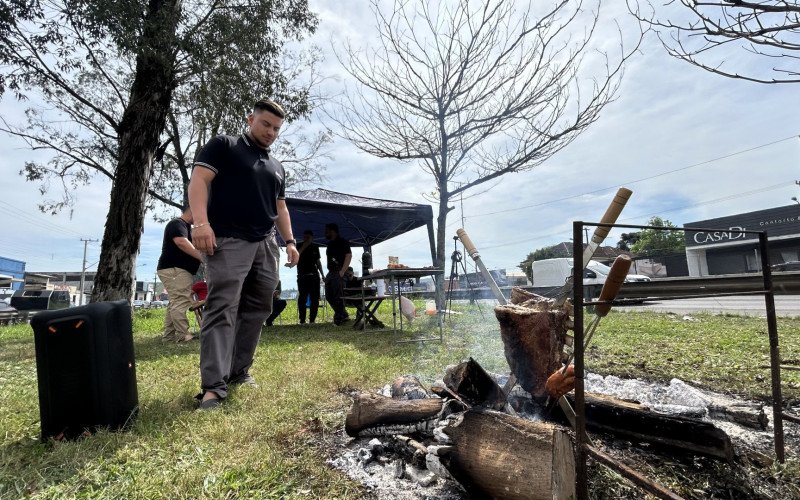 Amigos comemoram o Dia do Gaúcho assando um costelão no fogo de chão às margens da BR-116 | abc+