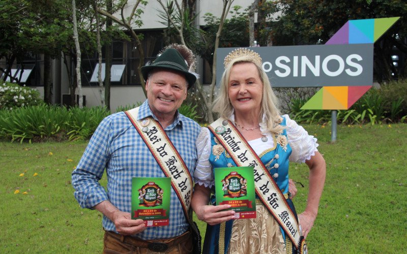 Celso Emídio Schneider e Carmen Regina Krentz Schneider divulgam a programação | abc+