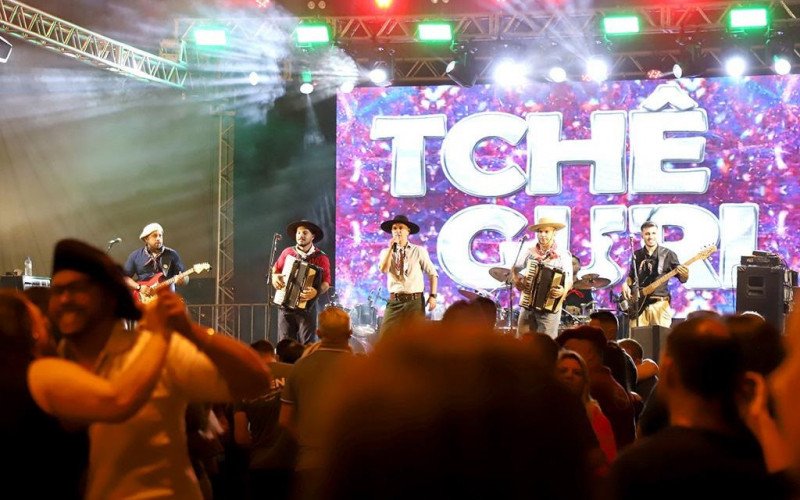 Tchê Guri grava DVD ao vivo durante Acampamento Farroupilha de Esteio no dia 20 de setembro 