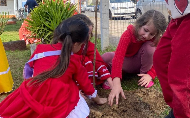 Escolas de Gramado recebem doação e plantio de mudas nativas em ação de educação ambiental