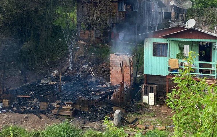 VÍDEO: Incêndio destrói casa no Vale do Paranhana nesta sexta-feira (19)