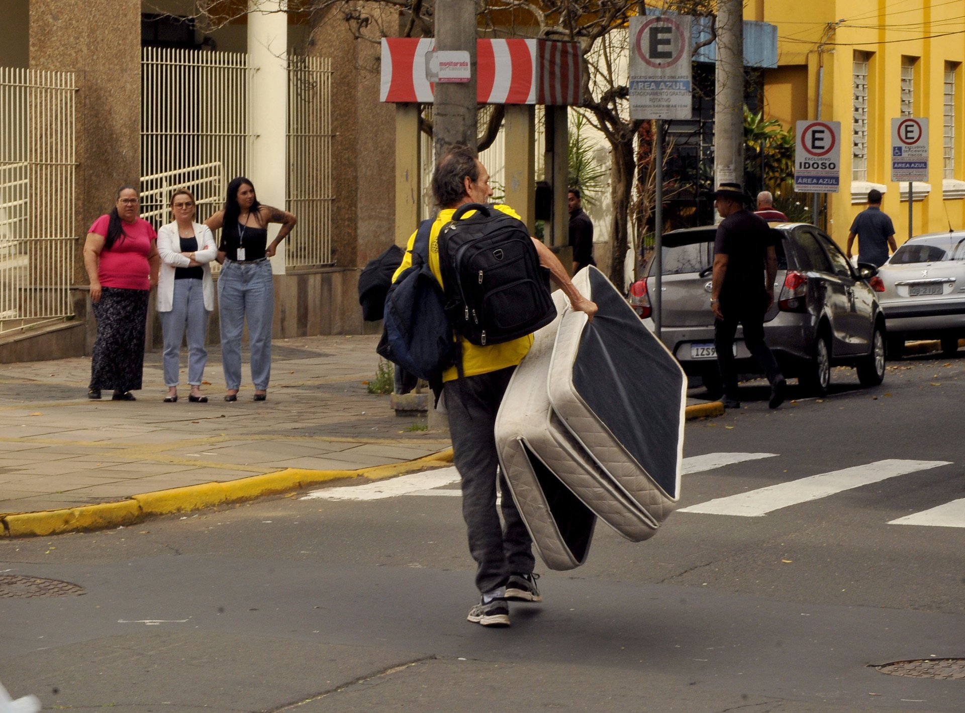 Pessoas em situação de rua são retiradas da frente do Banco do Brasil, na Quinze de Janeiro