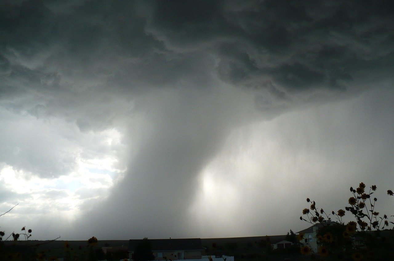 Alerta de tempestades severas: Tornados e microexplosões podem ser registrados durante avanço de frente fria