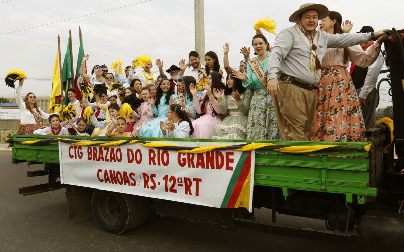 Caminhões temáticos animaram o desfile | abc+