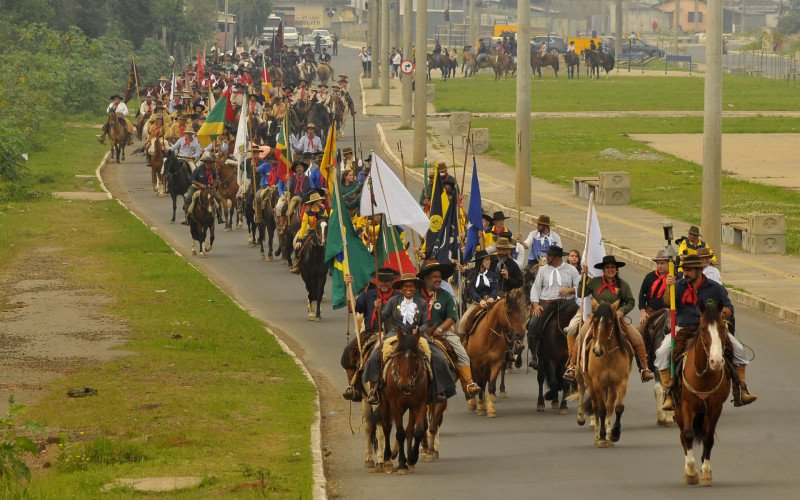 Tradicional desfile foi marcado pela emoção de centenas de pessoas | abc+