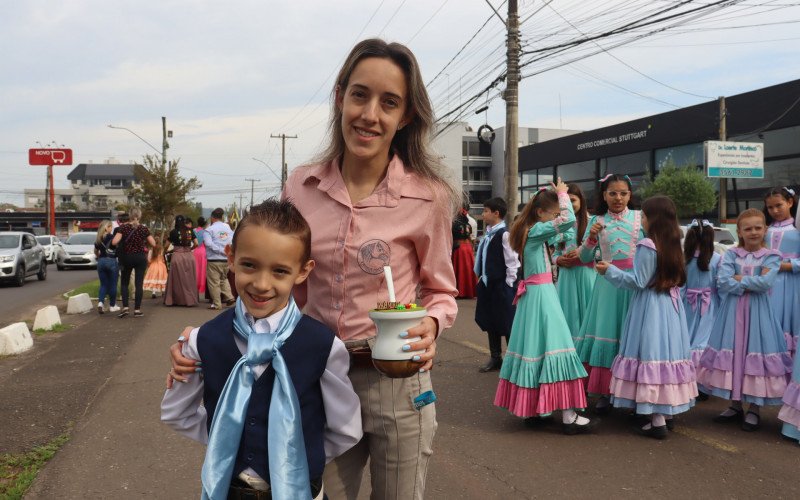 Luana e Joaquim no desfile de Estância Velha | abc+