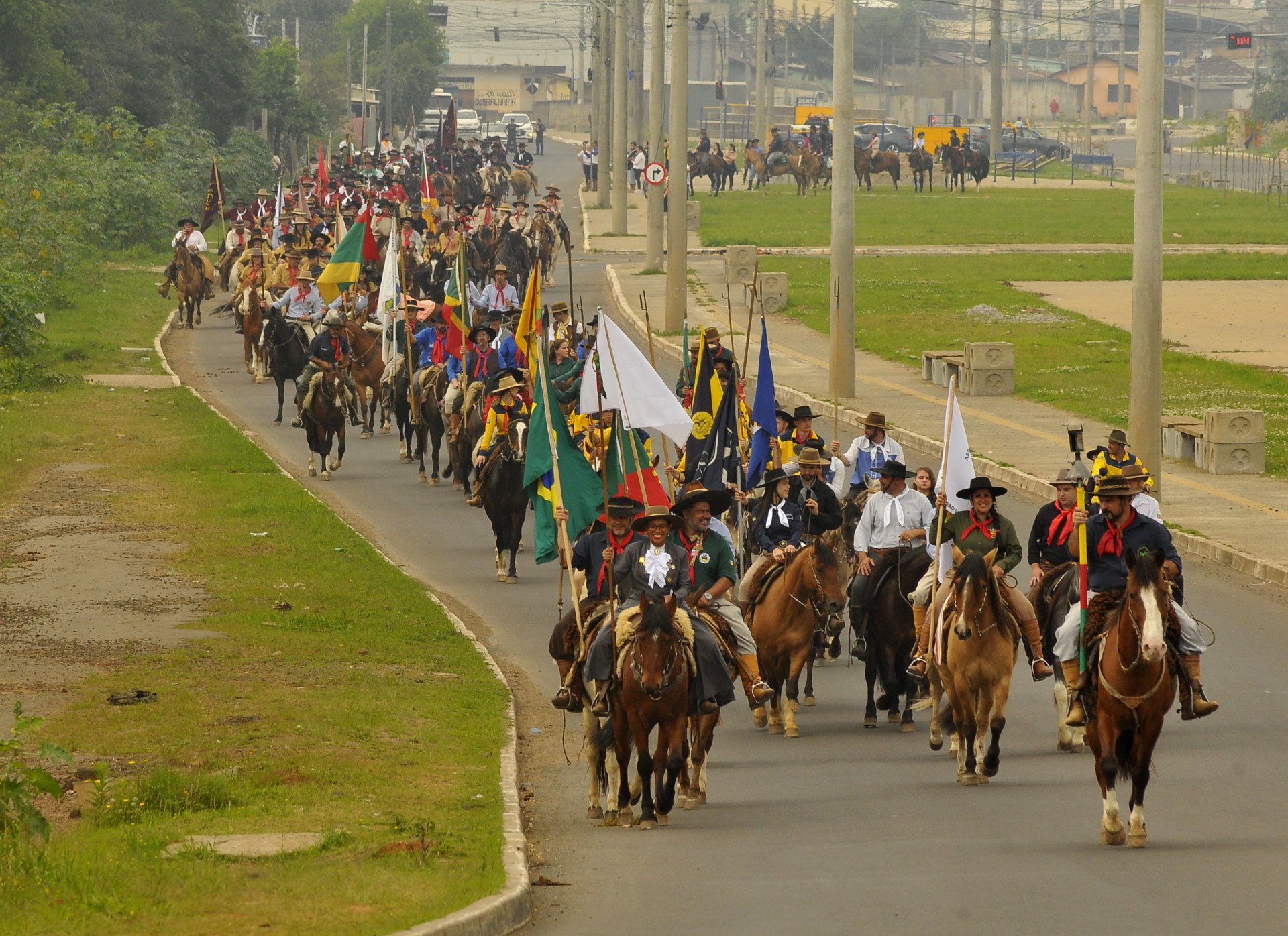 Desfile Farroupilha em Canoas celebra tradição gaúcha e reforça protagonismo feminino; veja fotos