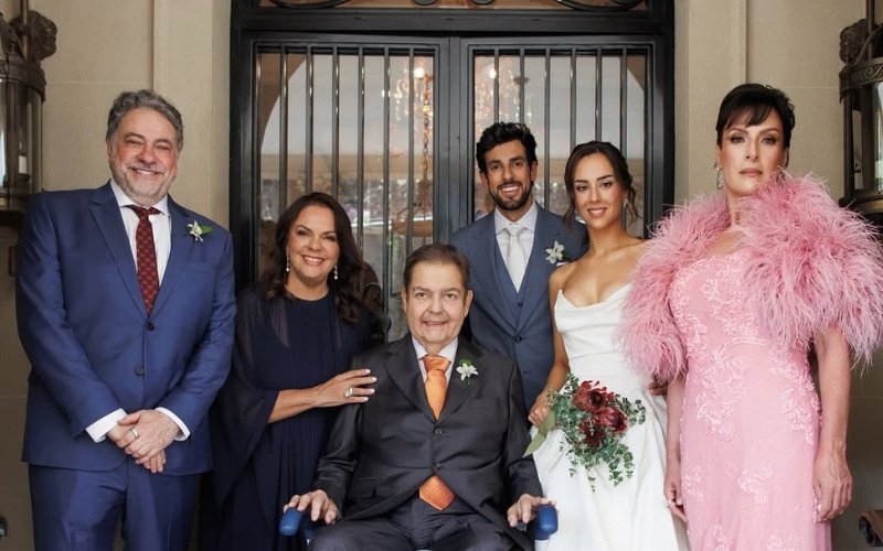 VÍDEO: De cadeira de rodas, Faustão acompanha filha até o altar em casamento