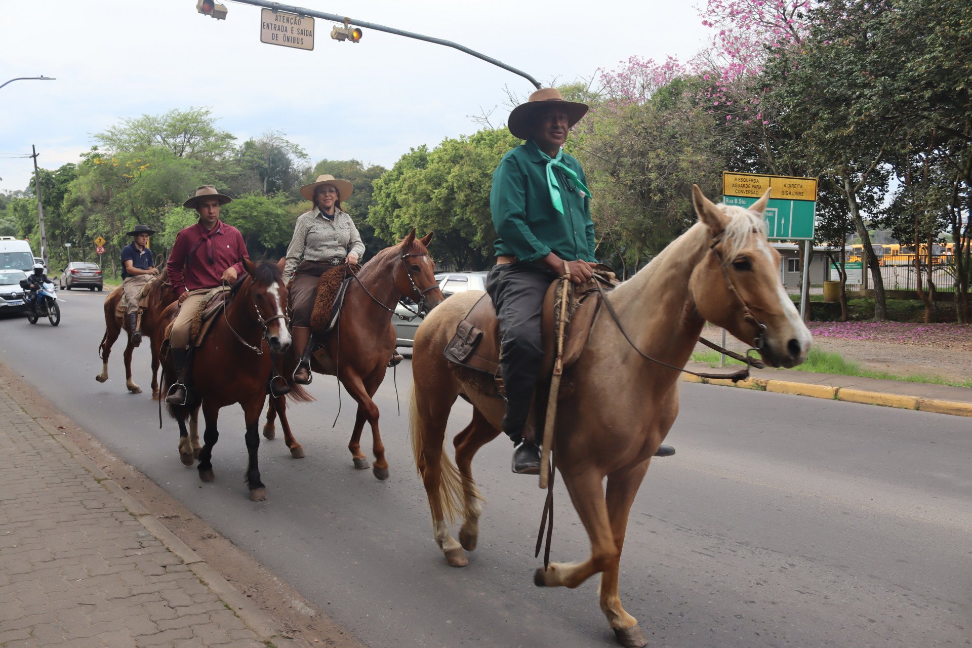 VÍDEO: Novo Hamburgo celebra o Dia do Gaúcho com cavalgada pelos bairros