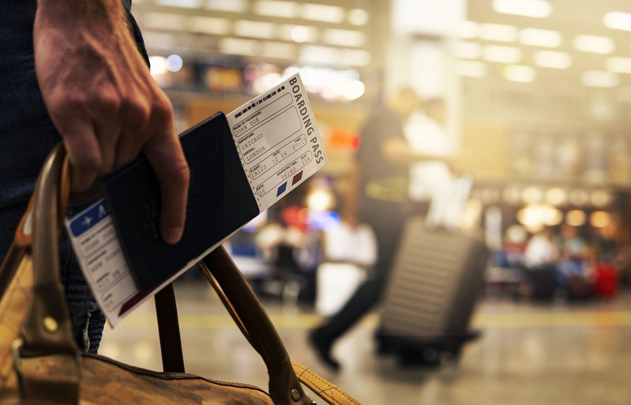 Veja os aeroportos afetados após ataque cibernético provocar cancelamentos e atrasos em voos