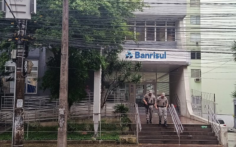 Brigada Militar acabou acionada, na manhã deste domingo (21), em agência do Banrisul, em Canoas | abc+