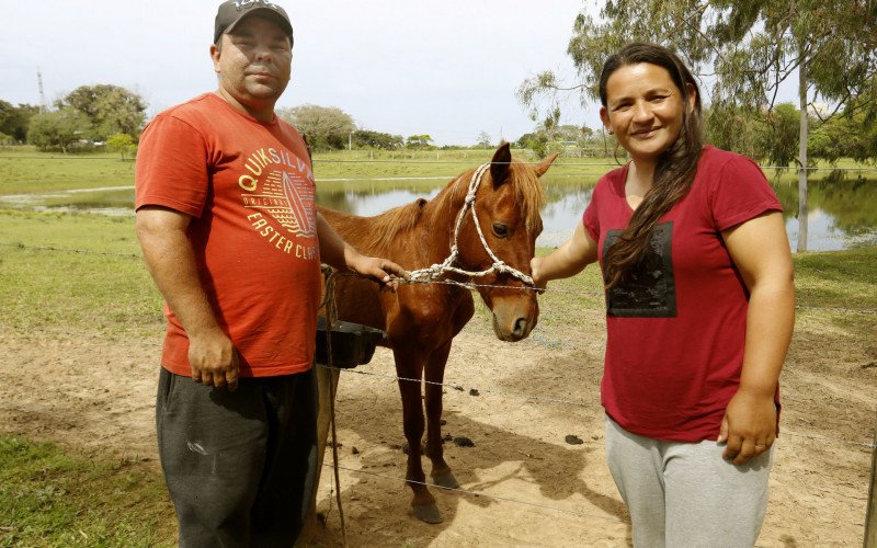 O casal Tiago e Simone Rieff abandonou o uso do cavalo nas atividades diárias | abc+