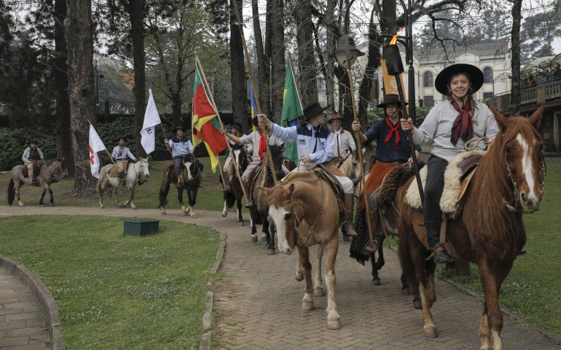 Desfile Farroupilha em homenagem ao Dia do Gaúcho, em Gramado